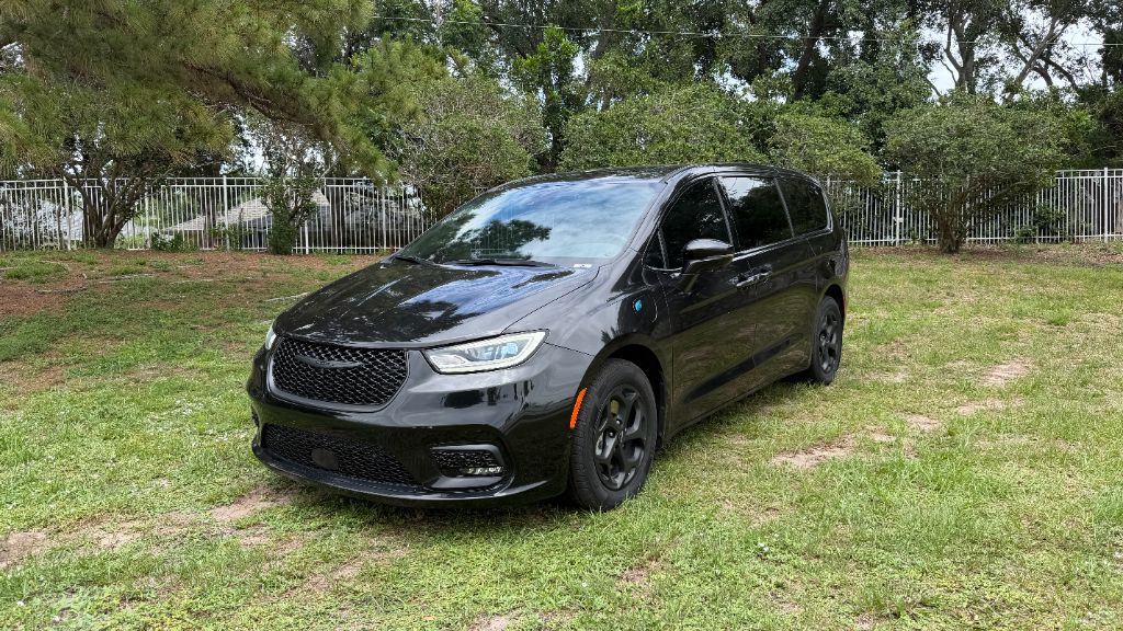 2022 Chrysler Pacifica Hybrid Limited Hybrid's photo